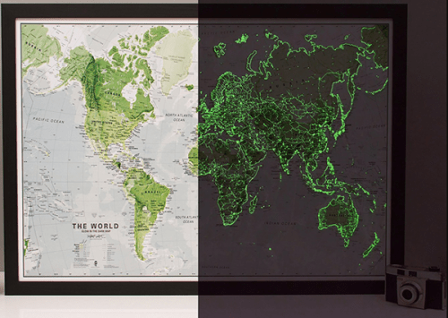 Mapa světa svítící ve tmě